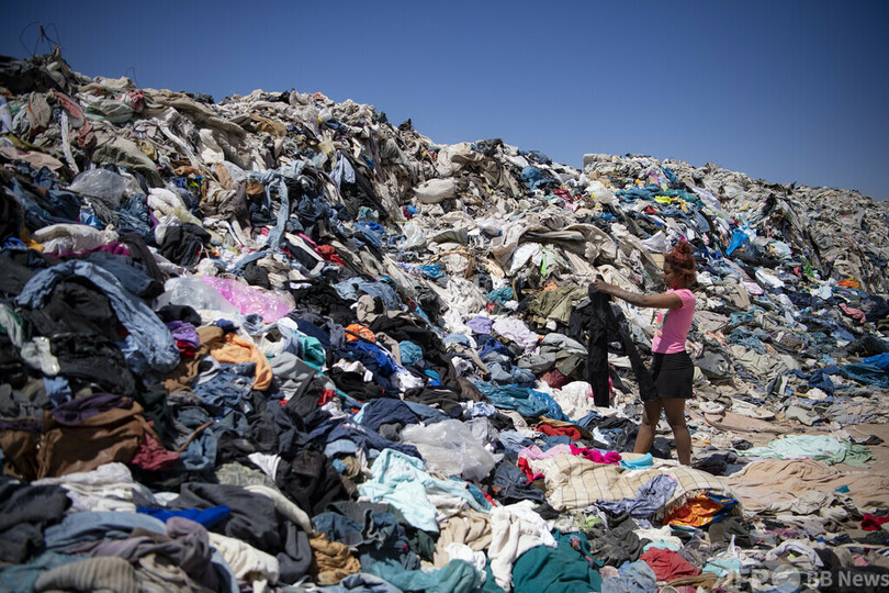 砂漠を汚染する「ファストファッション」 廃棄した古着から有害物質 チリ