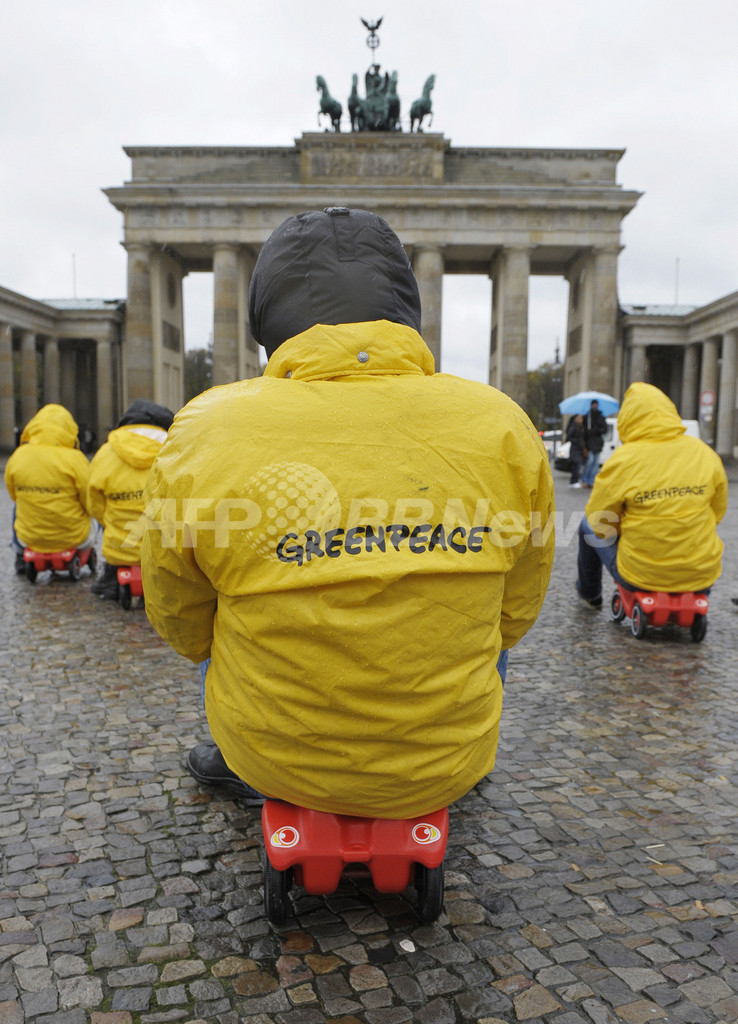おもちゃの車に乗って政府に抗議、ドイツ