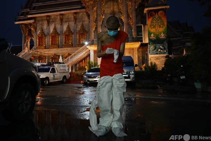 タイの僧侶、遺体搬送や検体採取を支援