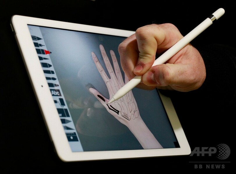 アップル、学校向け新型iPad発表 グーグルからシェア奪還目指す
