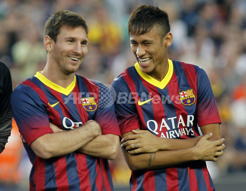 バルサ8得点でサントス下す、ネイマールが本拠地デビュー