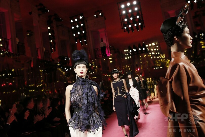 マルコ・ザニーニ退任後も陽気なムードを残して、「スキャパレリ」15年春夏オートクチュール