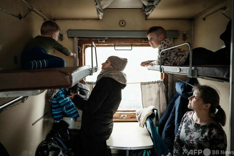 避難列車に乗るウクライナ市民