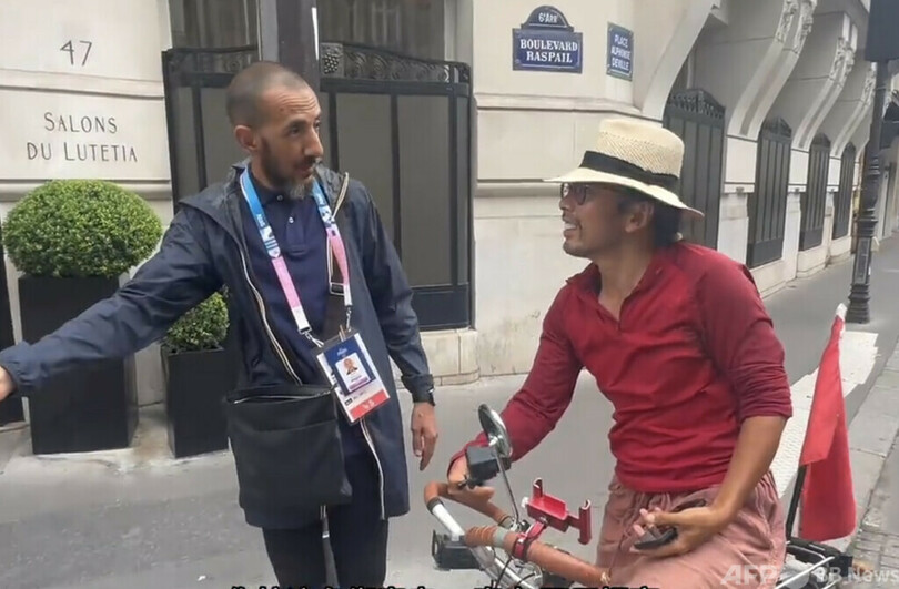 中国の男性 パリ五輪観戦のため北京から1万5500kmサイクリング