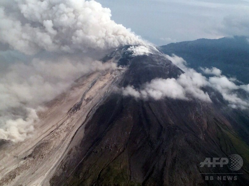 メキシコのコリマ山噴火、近隣住民避難 5キロ圏内立ち入り禁止