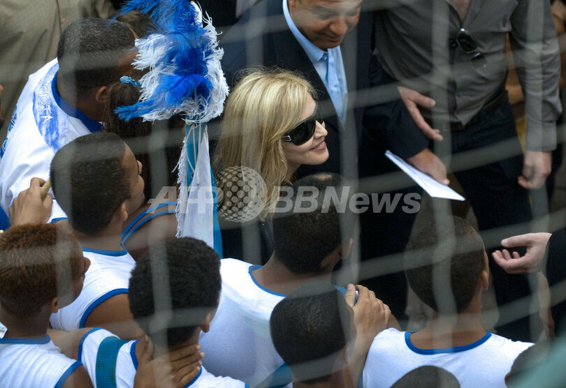 マドンナ、リオデジャネイロのスラム街を訪問