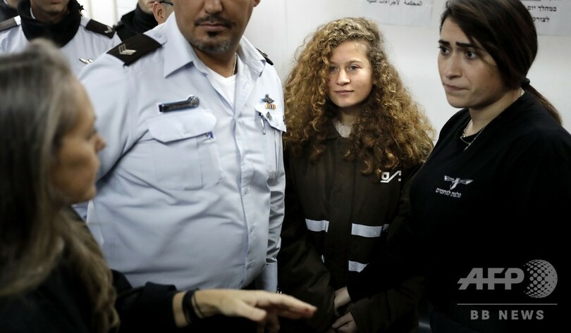 イスラエル兵を平手打ちしたパレスチナ少女、母親と釈放される
