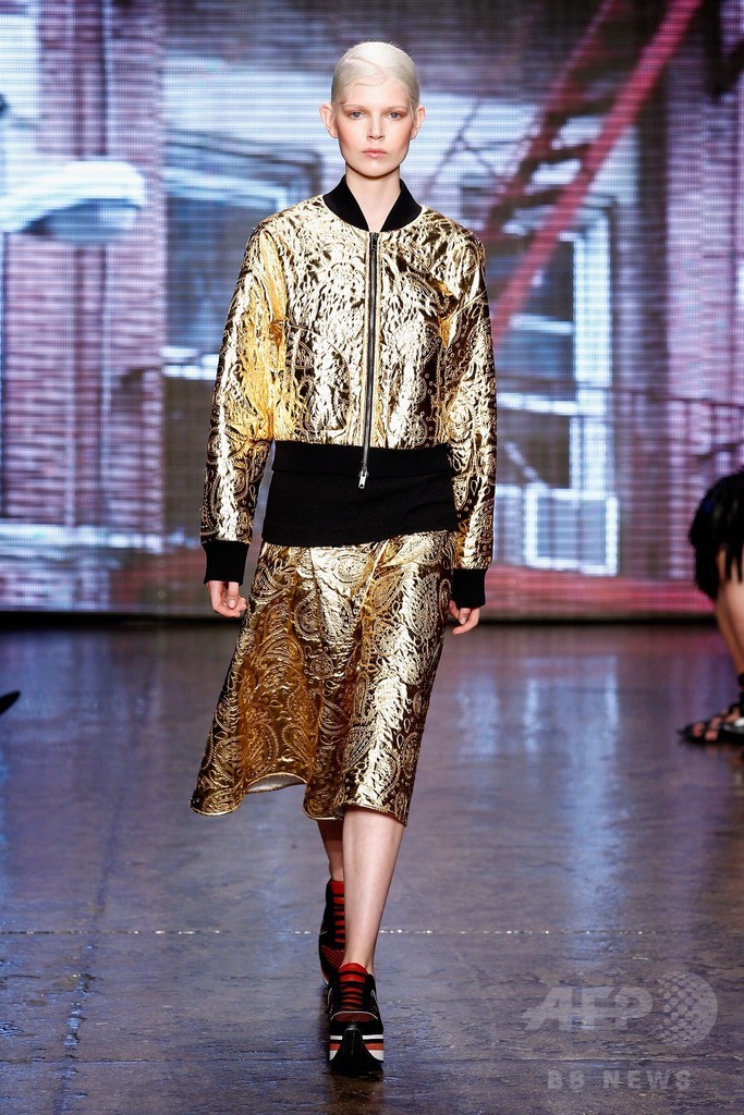 ペールトーンと幾何学模様で近未来、「DKNY」15年春夏