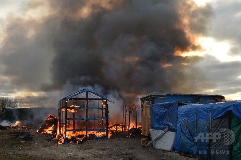 仏の移民キャンプ撤去、機動隊との衝突発生 放火も