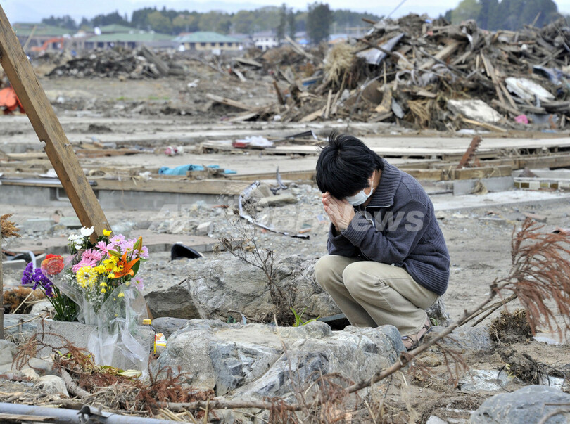 こいのぼりの下で冥福祈る、福島