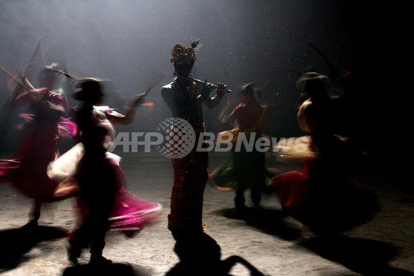 プラダ、9本の短編フィルムでメンズ香水の世界観を表現