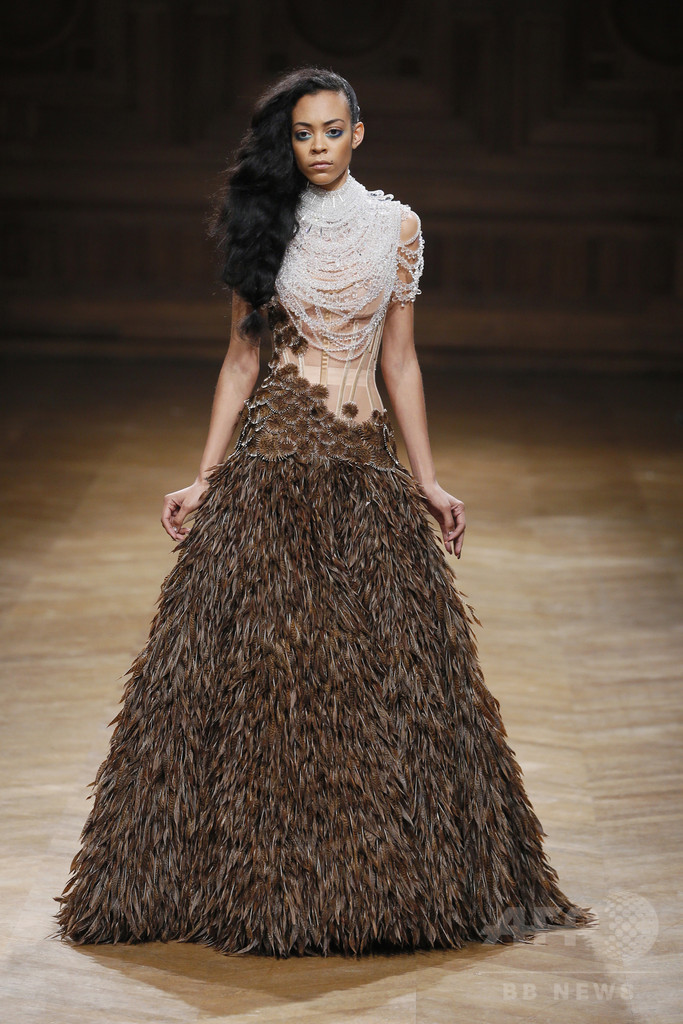 個性的なドレススタイルを披露した3ブランド、14/15年秋冬オートクチュール