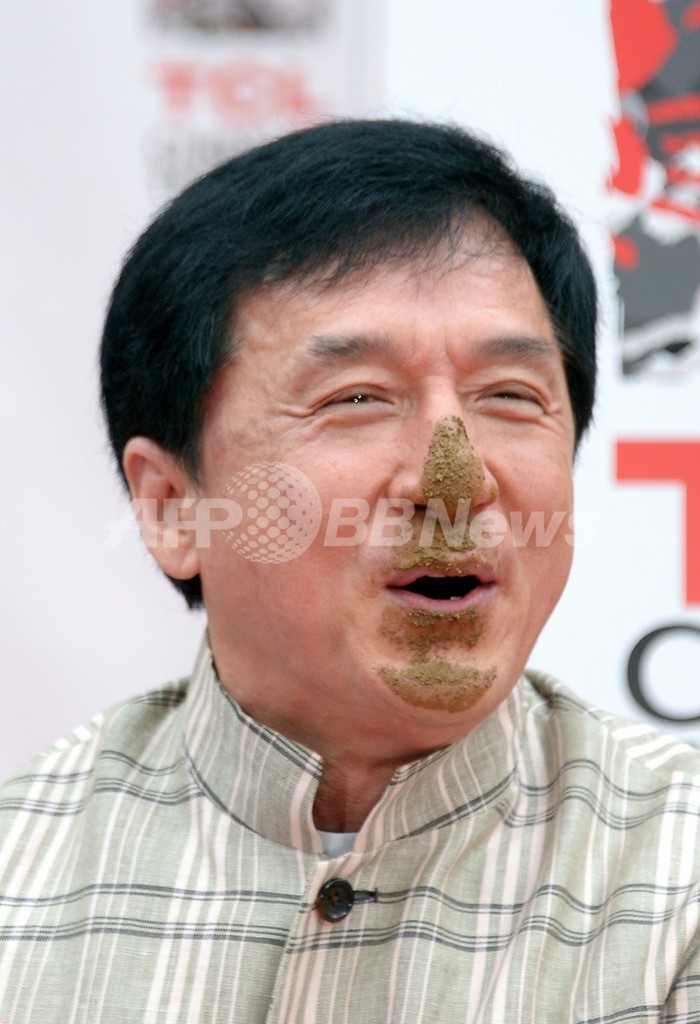 ジャッキー・チェン、チャイニーズ・シアターに手形刻む