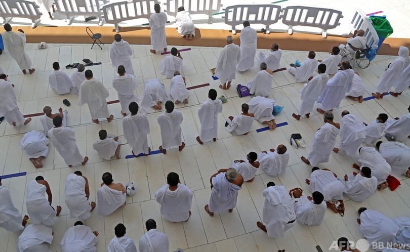 メッカの聖モスクでコロナ規制解除 肩並べ礼拝 サウジ