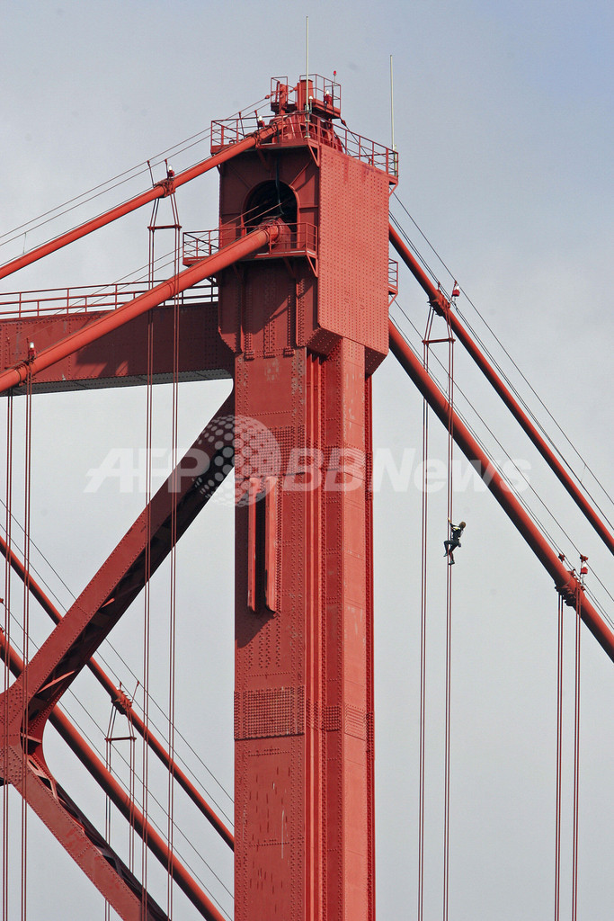 フランスの「スパイダーマン」、ポルトガルの巨大鉄橋に出現