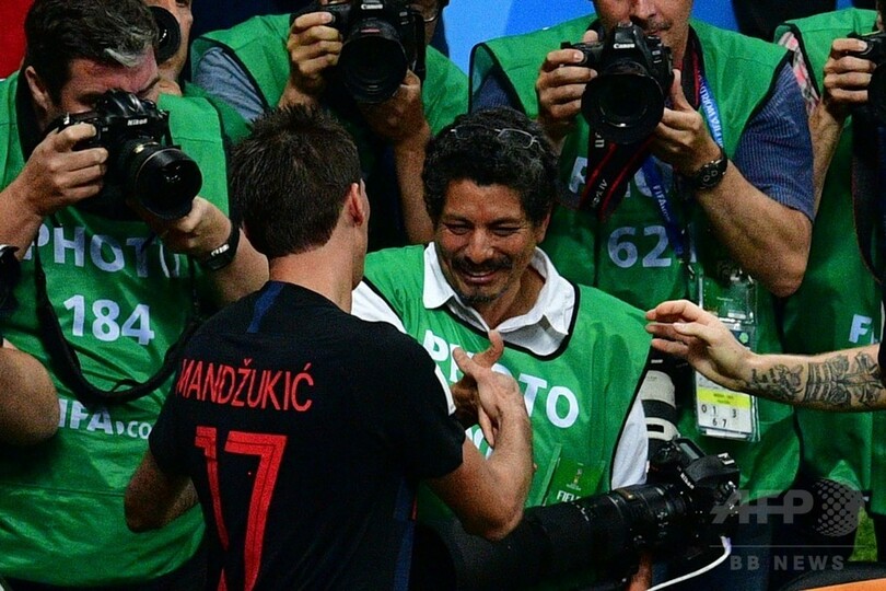 【AFP記者コラム】ユーリ・コルテスの喜び、W杯でもみくちゃにされたカメラマン