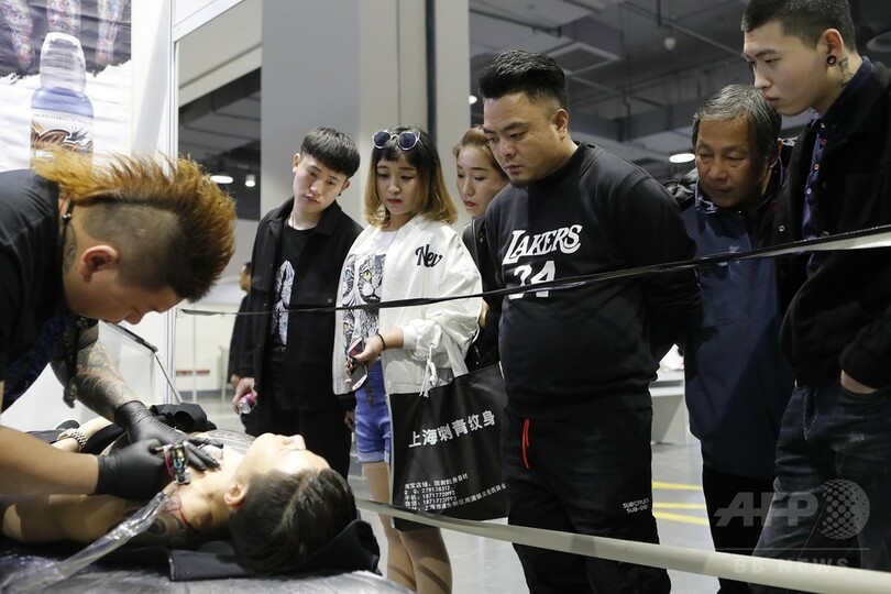 入れ墨を実演 タトゥーアートカーニバルが上海で