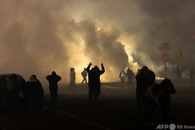 米ミネアポリスに夜間外出禁止令 黒人死亡で緊張激化