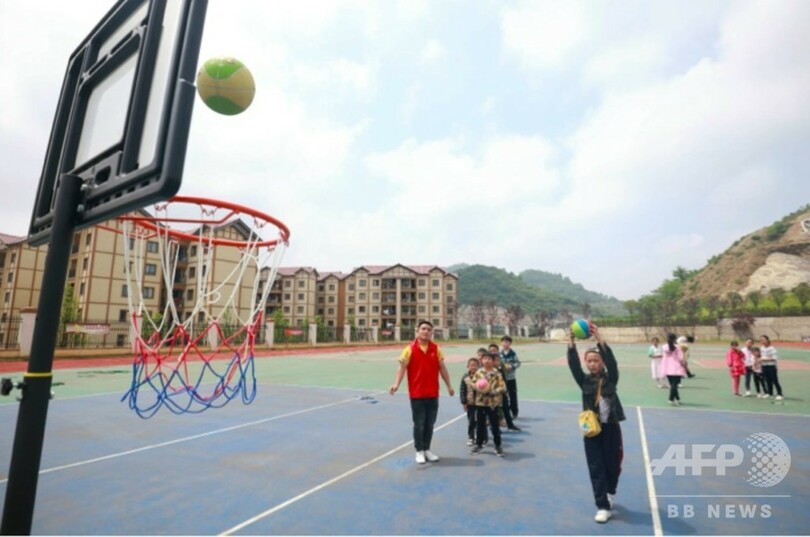 貴州の貧困者、新住宅に引っ越し 快適な生活に笑顔