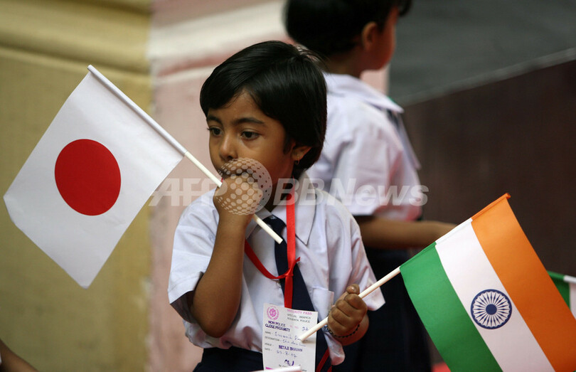 訪印中の安倍首相、東京裁判のパール判事の息子らと面会