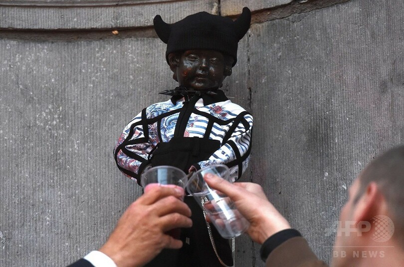 ゴルチエ、小便小僧の衣装をデザイン