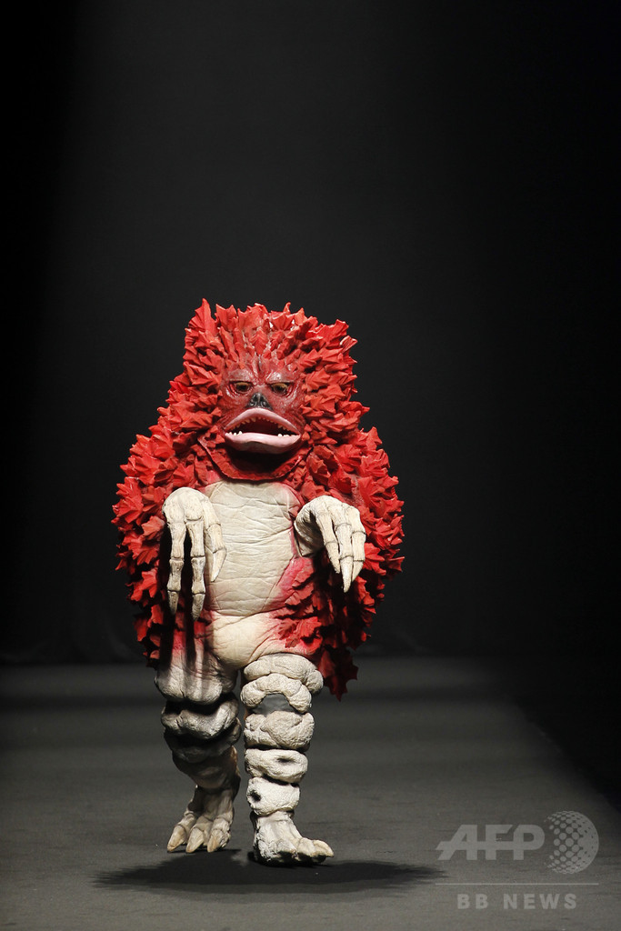 ウルトラマンも登場、新人デザイナーファッション大賞2014開催