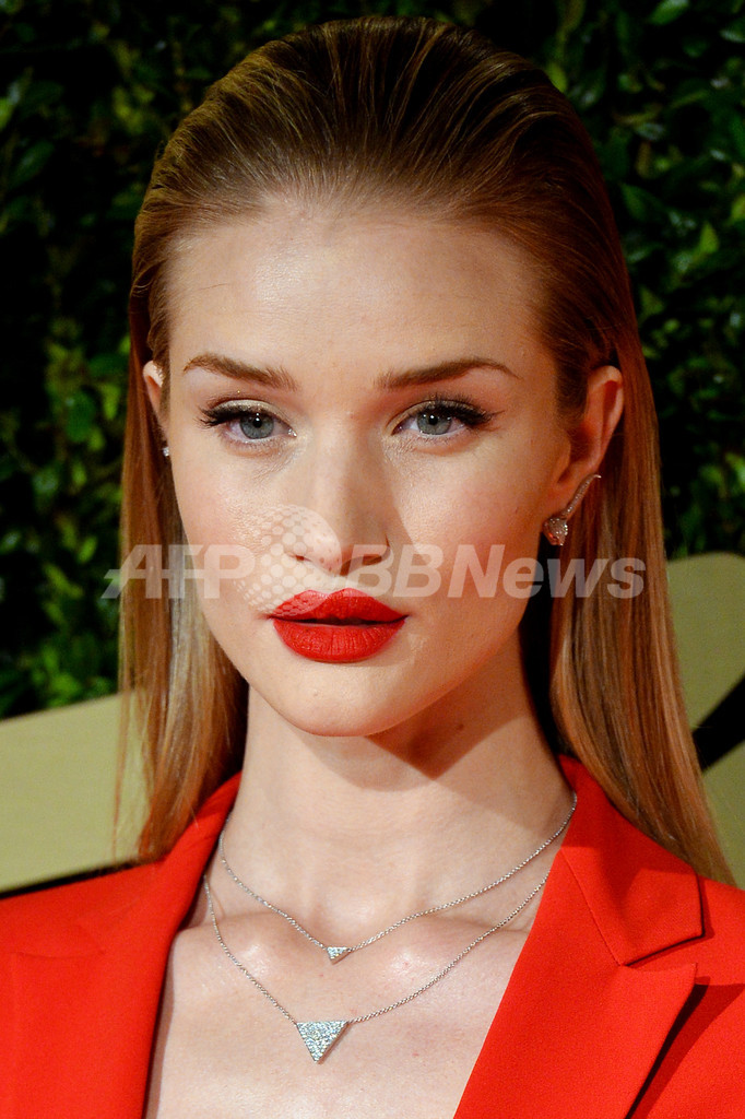 ロージー・ハンティントン＝ホワイトリー、「アントニオ・ベラルディ」の真っ赤なパンツルックでレッドカーペットに