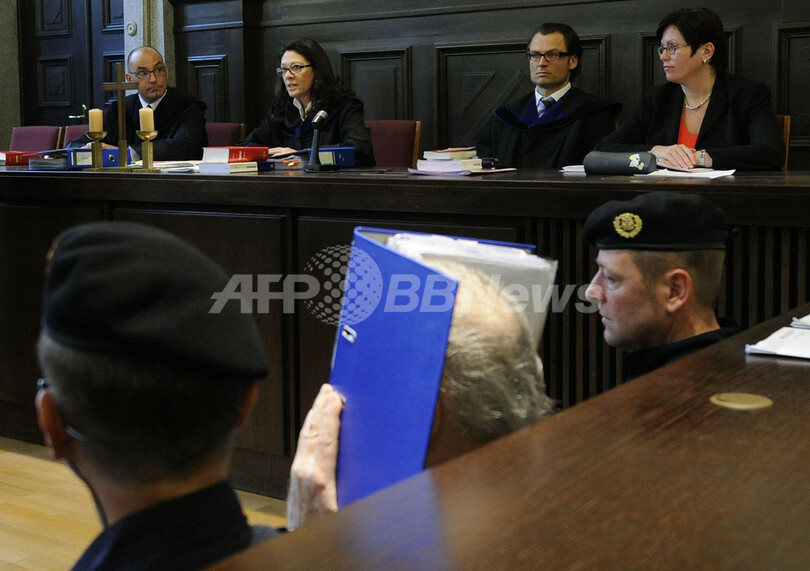 「恐怖の家」事件初公判、フリッツル被告は顔隠して出廷