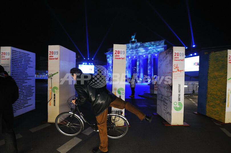 ベルリンに巨大ドミノ1000枚登場、「壁」崩壊20周年式典