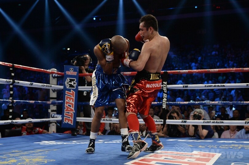 ドネア、負傷判定でWBAフェザー級王座獲得