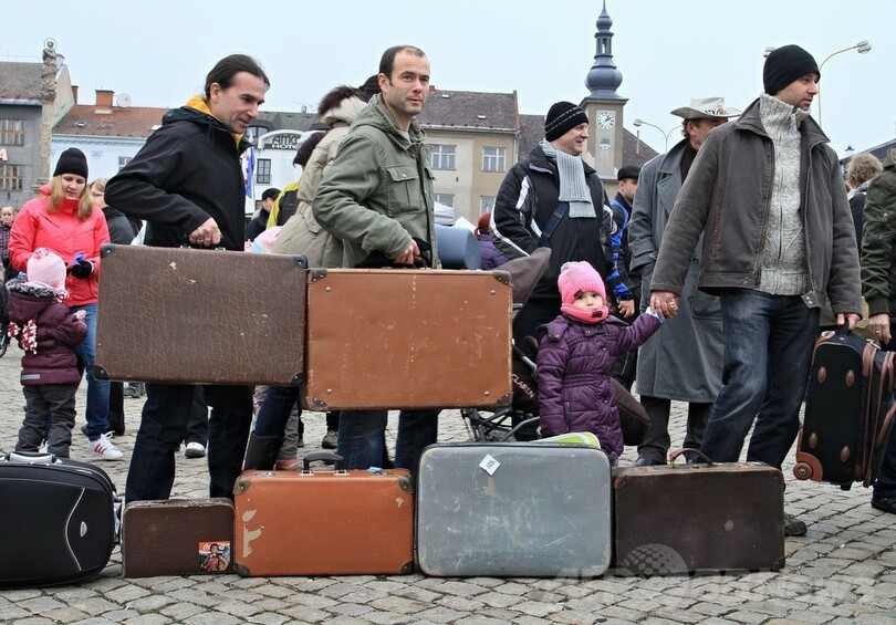 旅行カバンずらり、世界記録にワンちゃんも協力