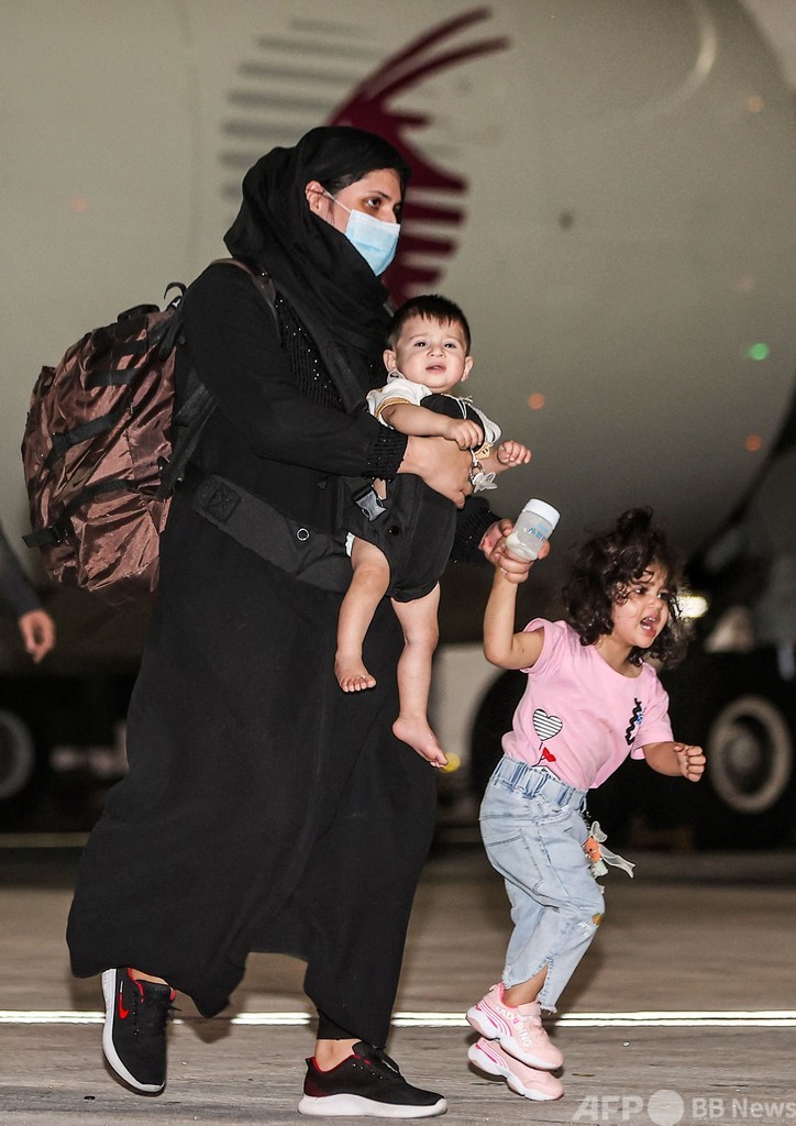 米撤退後初の退避便 100人超がアフガン出国