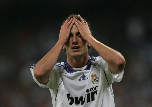 レアル・マドリード ラウルとファン・ニステルローイの活躍で好発進