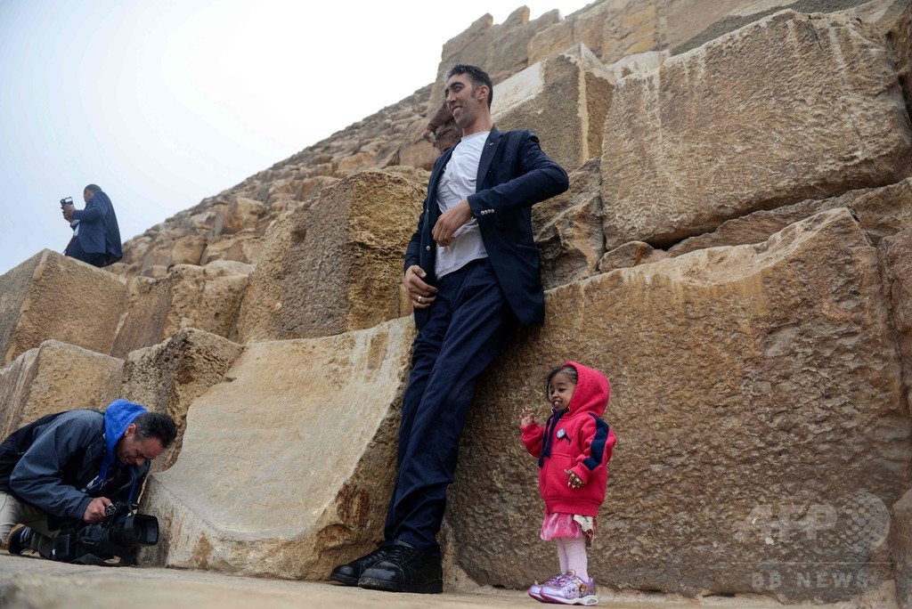 「世界一背の低い女性」と「世界一背の高い男性」が対面、ギザの三大ピラミッド 写真4枚 国際ニュース：AFPBB News