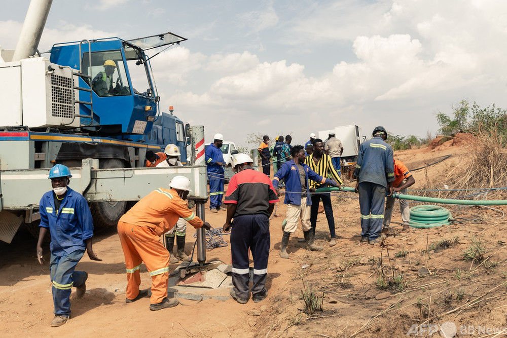 閉鎖された金鉱山崩落事故、1人の遺体収容 ジンバブエ