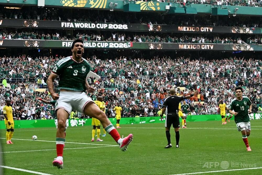 サッカーW杯開幕、共催国メキシコが初戦で南アフリカに快勝
