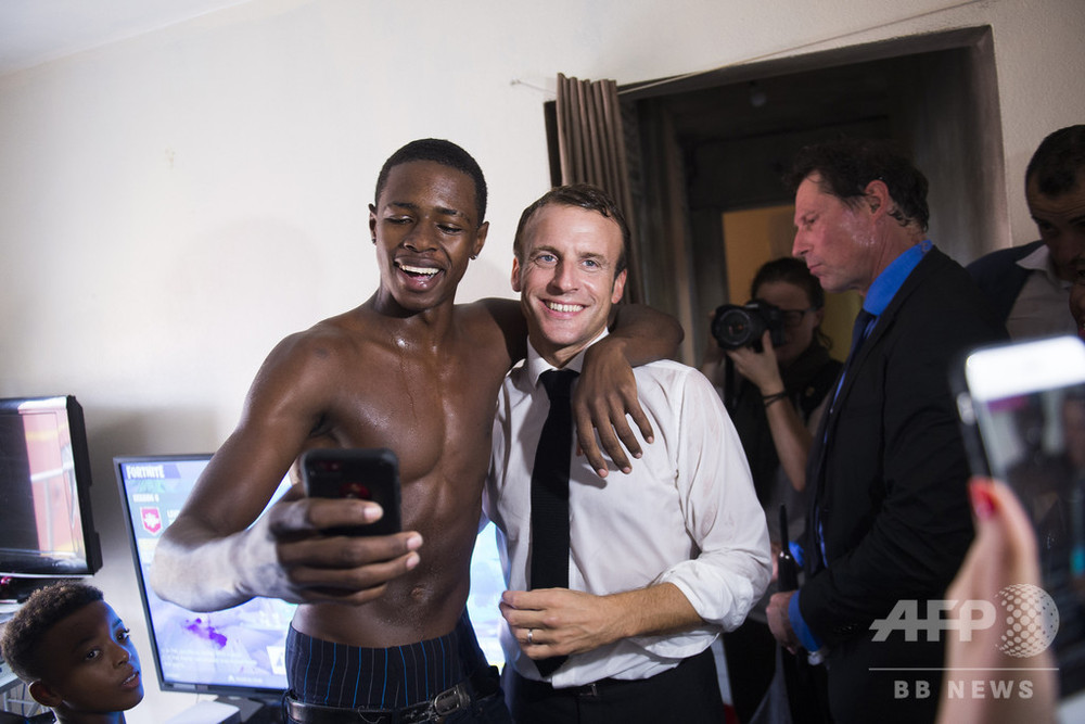 マクロン仏大統領、中指立てた青年との記念写真への批判を一蹴 写真13