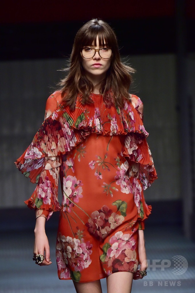 アレッサンドロ・ミケーレが打ち出すロマンティックな女性像、「グッチ」15/16秋冬