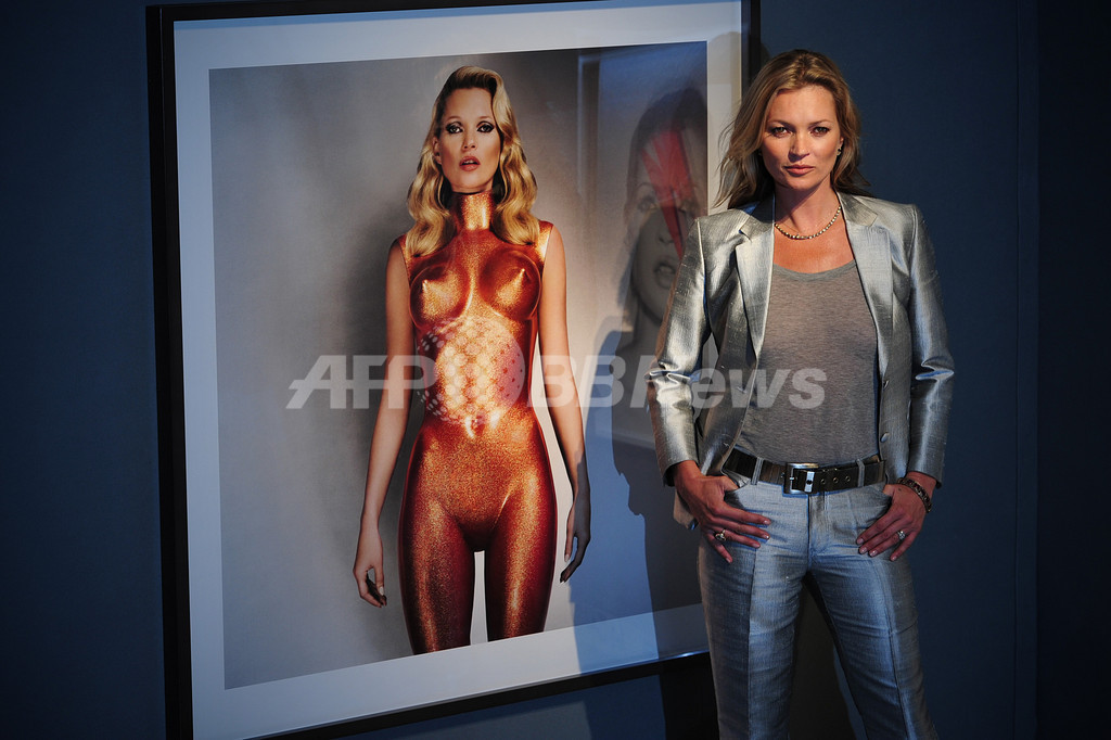 ケイト・モスを題材にした写真が多数出品、本人がオークション会場を訪問