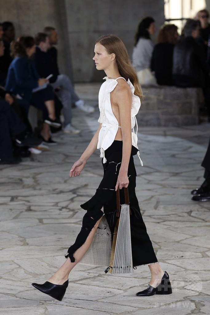 ジョナサン・アンダーソンによる初コレクション、「ロエベ」15年春夏