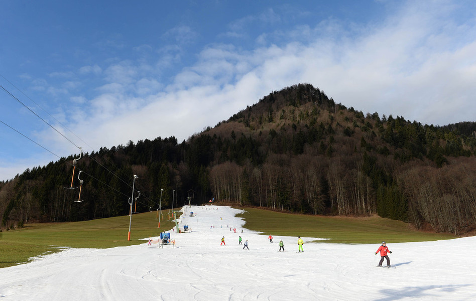 ドイツ南部では雪不足、さびしいスキー場