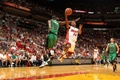 12-13NBAは12日、各地で試合が行われ、マイアミ・ヒート（Miami Heat）は109-101でボストン・セルティックス（Boston Celtics）を下した。

ボストン・セルティックスのジェフ・グリーン（Jeff Green、左）をかわして得点を狙うマイアミ・ヒートのノリス・コール（Norris Cole、2013年4月12日撮影）。(c)AFP/Getty Images/NBAE/Issac Baldizon