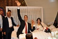 トルコ南東部マルディン（Mardin）で結婚式を挙げた、世界一の長身男性スルタン・キョセン（Sultan Kosen）さんの結婚式で、出席者に向かって手を振るキョセンさん（2013年10月27日撮影）。(c)AFP/MEHMET ENGIN