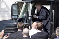 米首都ワシントンのホワイトハウスで、トラックの運転席に座るドナルド・トランプ大統領（2017年2月23日撮影）。(c)AFP/JIM WATSON