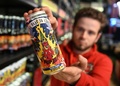 燃えるロシア大統領府（クレムリン）のイラストをあしらった缶ビール。ウクライナ西部リビウのプラウダ醸造所で（2022年12月19日撮影）。(c)YURIY DYACHYSHYN / AFP
