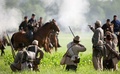 米ペンシルベニア（Pennsylvania）州のゲティスバーグ（Gettysburg）で28日、南北戦争（1861～65年）の「ゲティスバーグの戦い（The Battle of Gettysburg）」が再現された。

3日間にわたって行われる記念イベントには、当時の兵士らをたたえて約1万人が参加。激しい「戦い」を繰り広げる。

写真は戦う「兵士」たち（2013年6月28日撮影）。(c)AFP/Karen BLEIER
