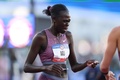陸上のパリ五輪米国代表選考会。女子800メートル決勝で転倒したアシング・ムー（2024年6月24日撮影）。(c)Patrick Smith/Getty Images/AFP