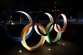都内の五輪シンボル（2020年3月24日撮影）。(c)CHARLY TRIBALLEAU / AFP