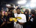 08NFL第43回スーパーボウル、ヴィンス・ロンバルディ・トロフィー（Vince Lombardi Trophy）を掲げて勝利を喜ぶピッツバーグ・スティーラーズのサントニオ・ホームズ。（2009年2月1日撮影）(c)AFP/Getty Images/Jamie Squire
