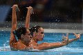第15回世界水泳選手権（15th FINA World Championships）は21日、スペイン・バルセロナ（Barcelona）でシンクロナイズドスイミングのデュエット・テクニカルルーティン（TR）が行われ、ロシアのスベトラナ・ロマシナ（Svetlana Romashina）／スベトラナ・コレスニチェンコ（Svetlana Kolesnichenko）組が優勝した。

デュエットTR決勝の演技に臨むスペインのマルガリータ・クレスピ・ハウメ（Margalida Crespi Jaume）／オナ・カルボネール・バレステロ（Ona Carbonell Ballestero）組（2013年7月21日撮影）。(c)AFP/JAVIER SORIANO